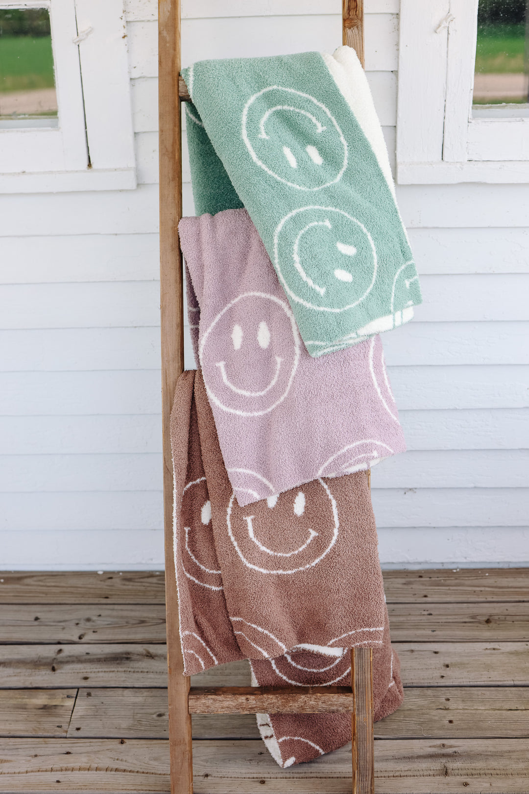 Emerlie Love Luxe Blankets - Happy Smiley Face